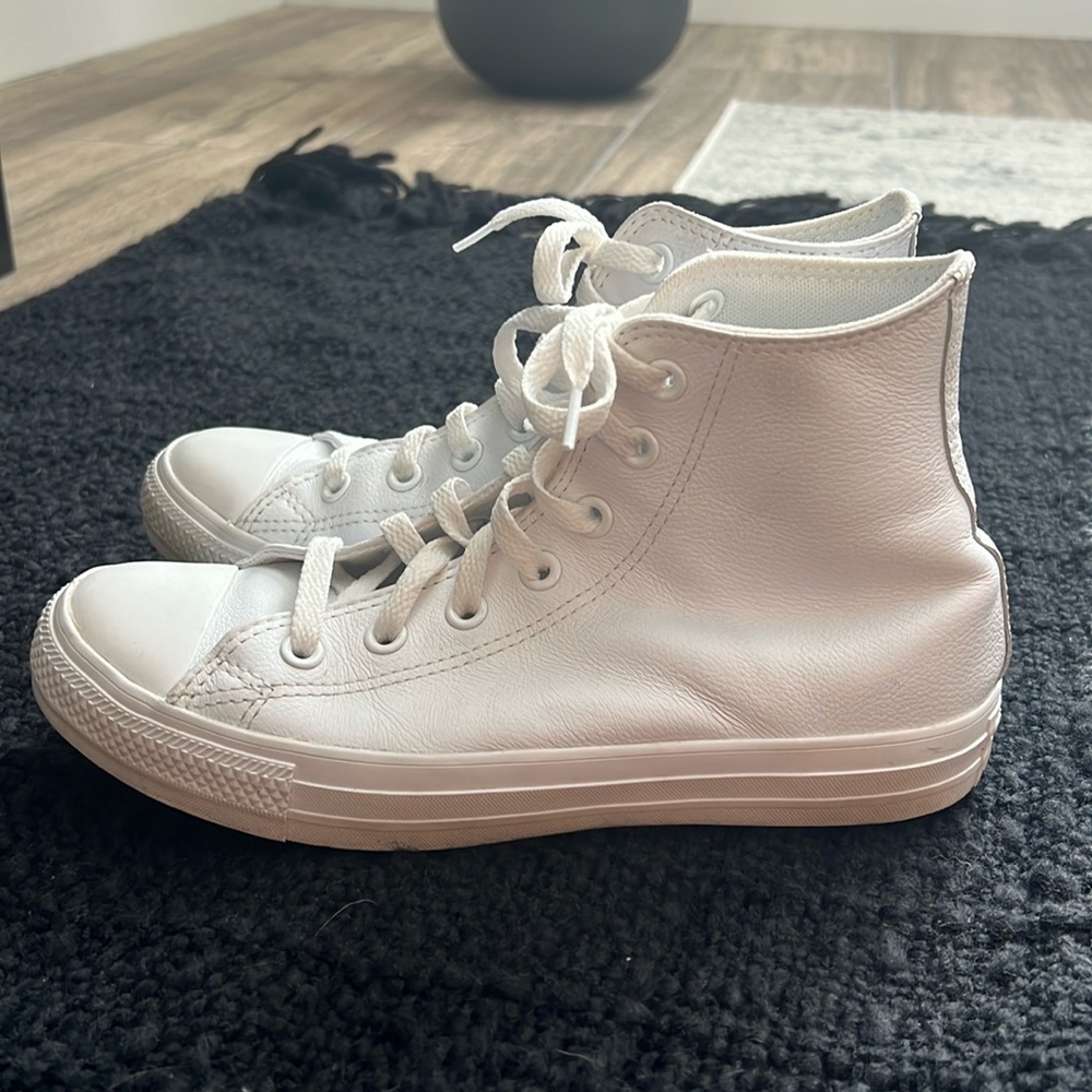White Chuck Taylor Converse All Star high top sneakers! Size 7.5!